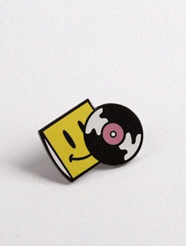 벨리 크루즈 프레스 Happy Vinyl Pin