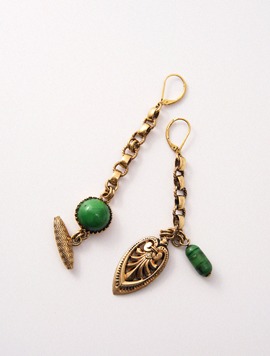 GREEN STONE GOLD PALACE EARRING